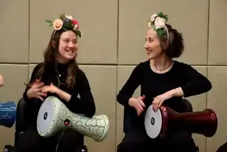 Anne-Kız Darbuka İkilisi Sahnede Buluştu