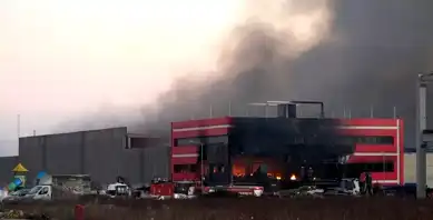 Büyükkarıştıran'daki Oyuncak Fabrikası Yangını Kontrol Altına Alındı