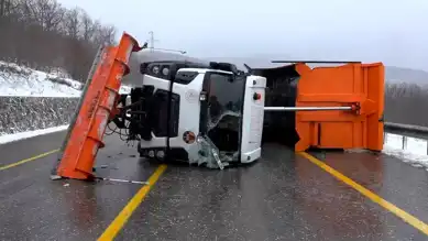 Kırklareli'nde Kar Küreme Aracı Kazası: 2 Yaralı