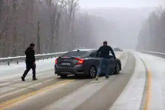 Kırklareli'nde Kar Yağışı Ulaşımı Engelledi