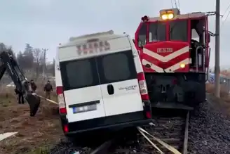 Kırklareli'nde Tren-Minibüs Kazası: 2 Yaralı